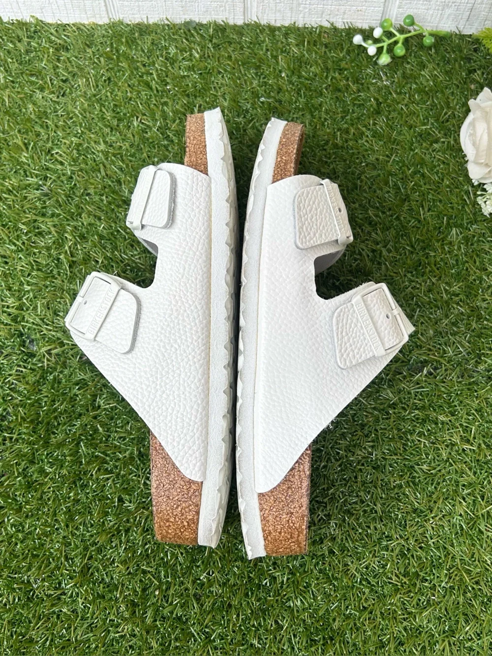 Birkenstock Arizona in White Leather Soft Footbed Size 39 US 8-8.5  gently used